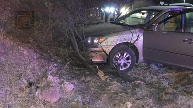 Joven conductora resulta con lesiones leves tras salir del camino en carretera a Aldama