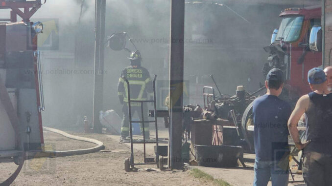 Incendio consume bodega de botanas en colonia Valles de Chihuahua