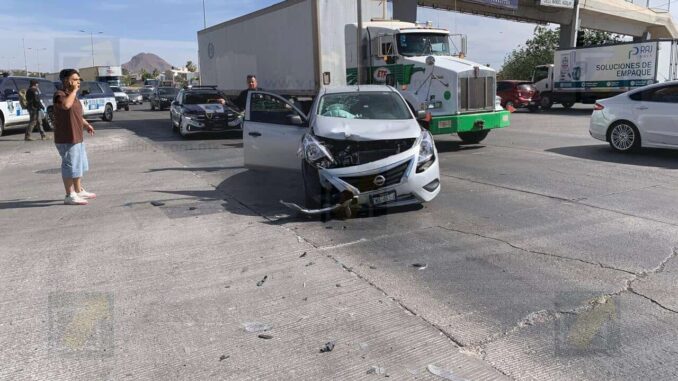 Pasajera de plataforma queda herida tras choque en vialidad Sacramento 