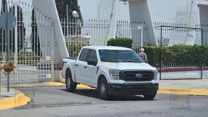 Cierran ministeriales panteón de La Colina; desalojan a trabajadores y visitantes